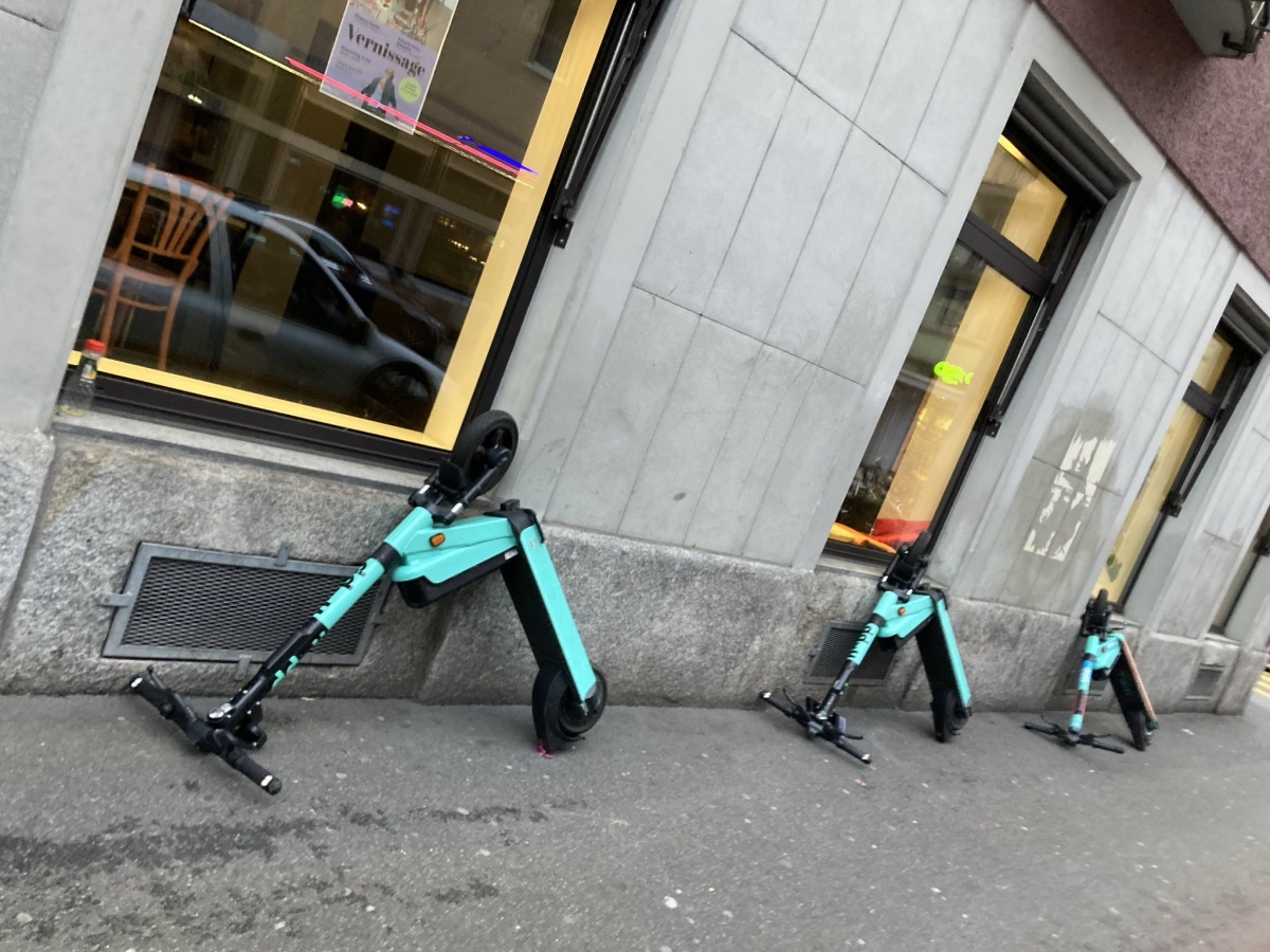 <img alt="" src="/images/a/6/a/9/e/a6a9e5ebc8b812ea06f334c68c76c542a857584a-3er2.jpeg?name" />