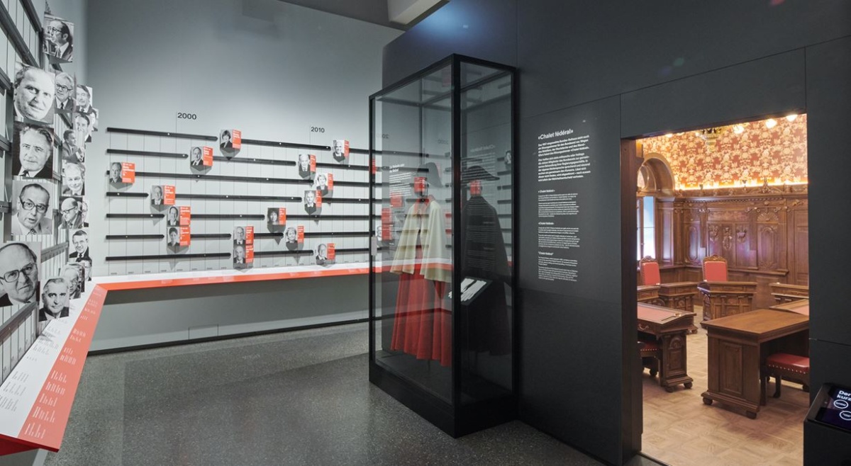 <img alt="" src="/images/5/d/0/2/1/5d021051e08c181e425f2339a3df8c75438a88e5-09-blick-in-die-ausstellung.jpg?name" />