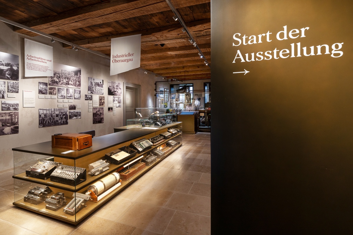 <img alt="" src="/images/a/6/3/f/7/a63f7d00f861e92e05de47e393fd7d139877bdc1-ausstellung1stock.jpg?name" />