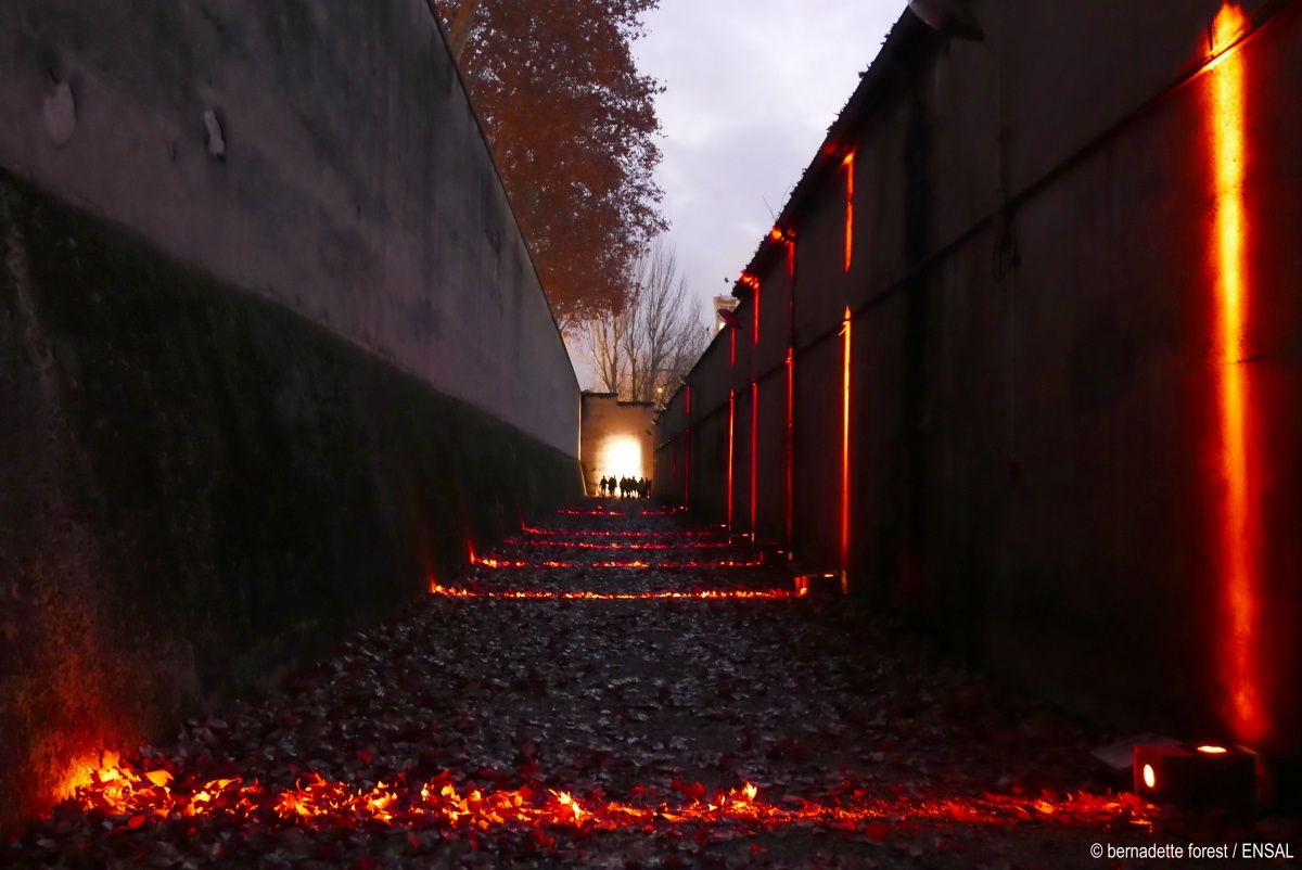 <img alt="" src="/images/9/a/c/5/7/9ac576e27c745bf6c496818a74fd999ae0c3cdc2-suivezlestracesbernadetteforest.jpg?name" />