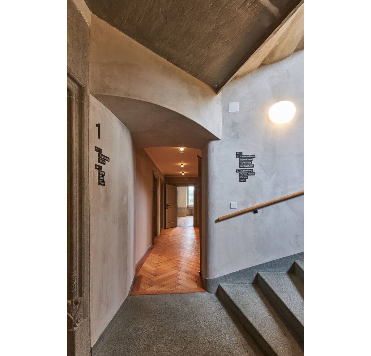 <img alt="" src="/images/a/0/1/6/2/a01621a16850f9a8d20599ca6d8074900a7c6463-schlossflur.jpg?name" />